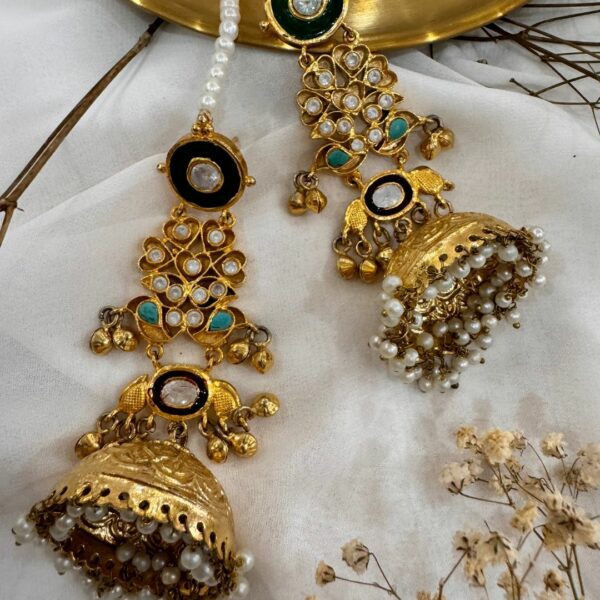 Naizhu Rhinestone Earrings - Image 3