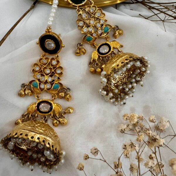 Naizhu Rhinestone Earrings - Image 4
