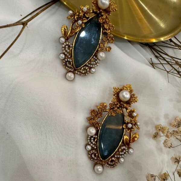 Naizhu Rhinestone Earrings - Image 4
