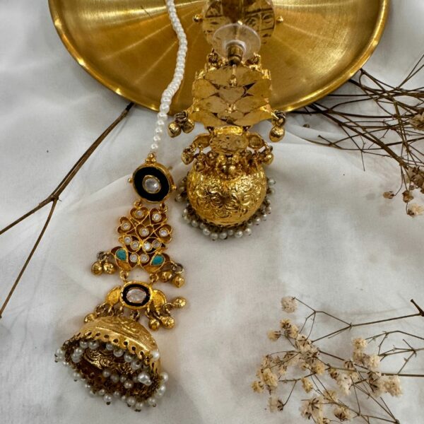 Naizhu Rhinestone Earrings - Image 5